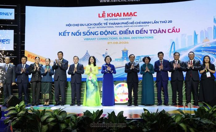 Bí thư Thành ủy Thành phố Hồ Chí Minh Trần Lưu Quang và Phó Thủ tướng Phạm Thị Thanh Trà cùng các đại biểu khai mạc ITE HCMC 2026 - Ảnh: chinhphu.vn/Thu Giang