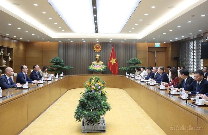 Phó Thủ tướng Thường trực Chính phủ Phạm Gia Túc và Đại sứ Bezdetko Gennady Stepanovich cùng trao đổi nhiều vấn đề mà 2 bên cùng quan tâm trong thúc đẩy quan hệ hợp tác toàn diện giữa 2 nước - Ảnh: chinhphu.vn/Nguyễn Hoàng
