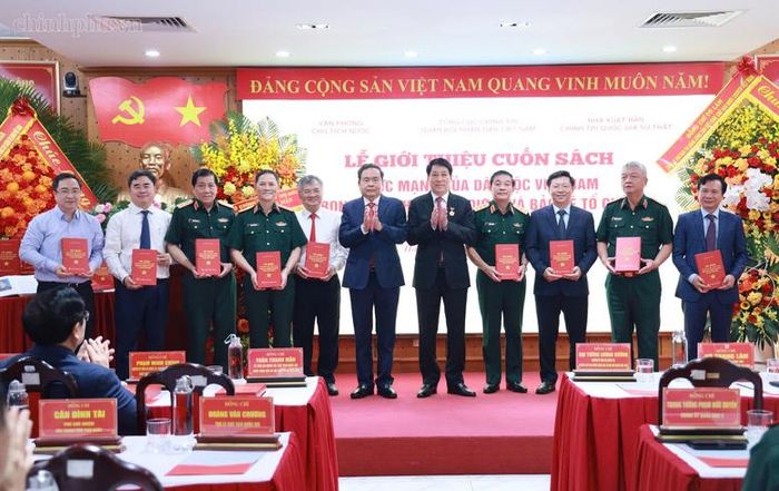 Chủ tịch Quốc hội Trần Thanh Mẫn; nguyên Chủ tịch nước Lương Cường trao sách tặng cho các đại biểu.