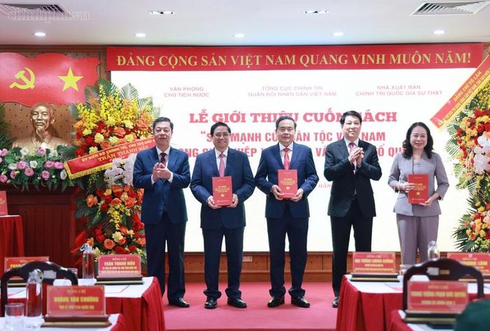 Nguyên Chủ tịch nước Lương Cường trao sách tặng Chủ tịch Quốc hội Trần Thanh Mẫn; nguyên Thủ tướng Chính phủ Phạm Minh Chính; Phó Chủ tịch nước Võ Thị Ánh Xuân.