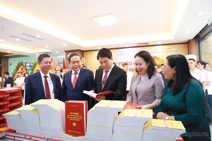 Chủ tịch Quốc hội Trần Thanh Mẫn, nguyên Chủ tịch nước Lương Cường, Phó Chủ tịch nước Võ Thị Ánh Xuân và các đại biểu tham quan khu trưng bày sách.