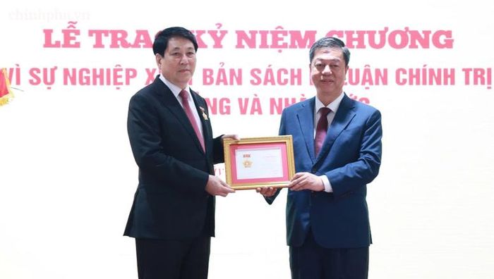 Đồng chí Vũ Trọng Lâm - Giám đốc, Tổng Biên tập Nhà xuất bản Chính trị quốc gia Sự thật trao Kỷ niệm chương “Vì sự nghiệp xuất bản sách lý luận, chính trị của Đảng và Nhà nước” tặng nguyên Chủ tịch nước Lương Cường.