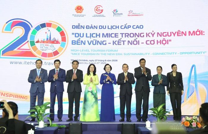 Phó Thủ tướng và các đại biểu dự Diễn đàn - Ảnh: chinhphu.vn/Thu Giang