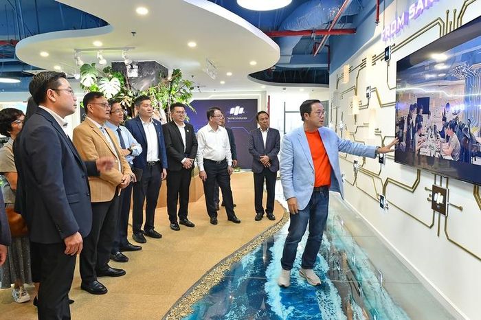 Đoàn công tác phía Lào do Phó Thủ tướng, Bộ trưởng Bộ Tài chính Lào Santiphat Phomviharn đã tìm hiểu về chuyển đổi số, vi mạch bán dẫn và AI tại Đà Nẵng