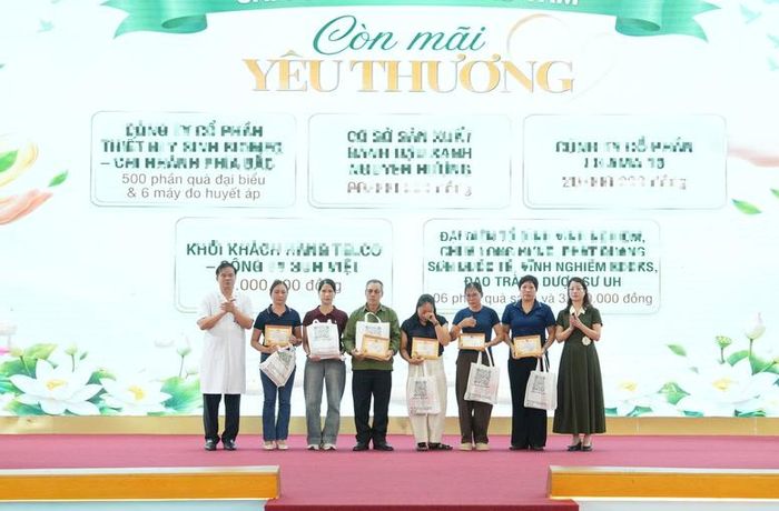 Đại diện các gia định nhận kỷ niệm chương Vì sức khoẻ nhân dân và quà tặng từ các Nhà hảo tâm. Ảnh: Chinhphu.vn