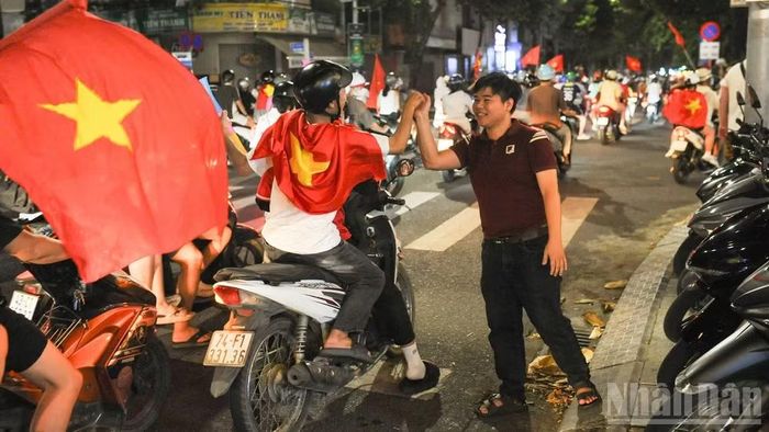 Người dân Đà Nẵng ăn mừng chiến thắng của đội tuyển Việt Nam. (Ảnh: Công Vinh)