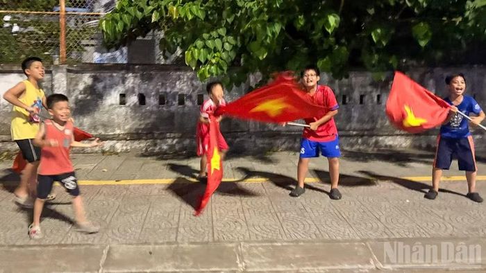 Trẻ con khắp phố phường đổ ra đường ăn mừng chiến thắng. (Ảnh: Công Vinh)
