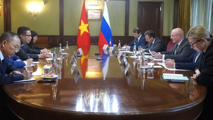 Đại sứ Đặng Minh Khôi gặp làm việc với Phó Thủ tướng Nga Dmitry Chernyshenko. (Ảnh: THANH THỂ)