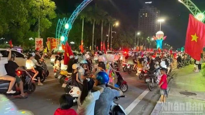 Người dân đổ ra tuyến đường Hùng Vương, trung tâm tỉnh Lạng Sơn để chúc mừng chiến thắng của đội tuyển Việt Nam. (Ảnh: Lê Quốc Đạt)