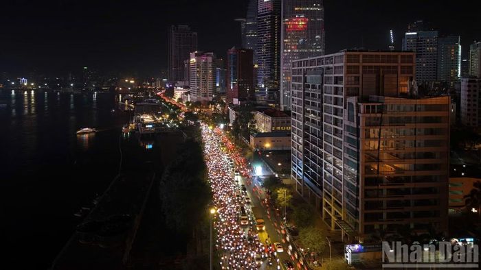 Dòng người hâm mộ đông nghẹt đường phố. (Ảnh: Thế Anh)