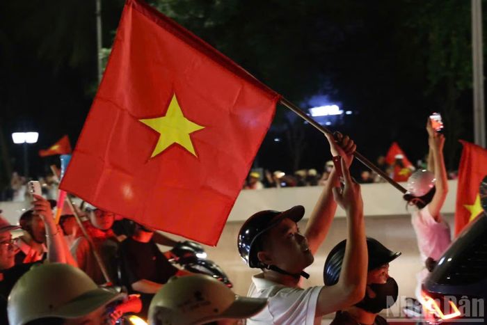 Cờ Tổ quốc tung bay trên phố phường Hà Nội. (Ảnh: Thế Đại)