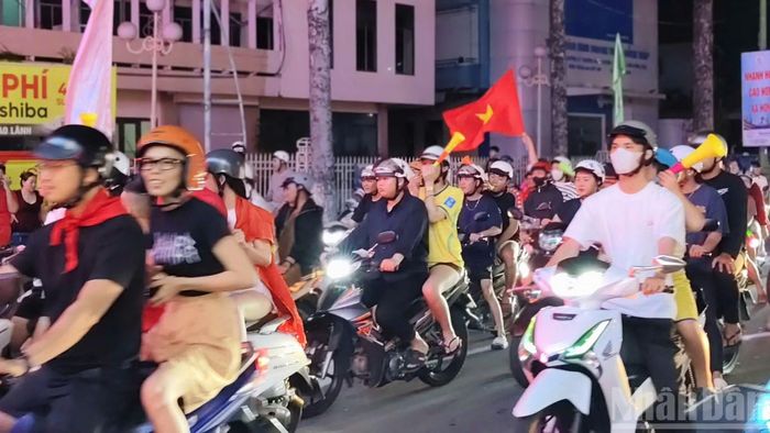 Người hâm mộ tràn ra đường Lý Thường Kiệt, phường Cao Lãnh, tỉnh Đồng Tháp (khu vực trung tâm hành chính cũ của tỉnh) reo vui, mừng tuyển Việt Nam vô địch (Ảnh: Hữu Nghĩa)