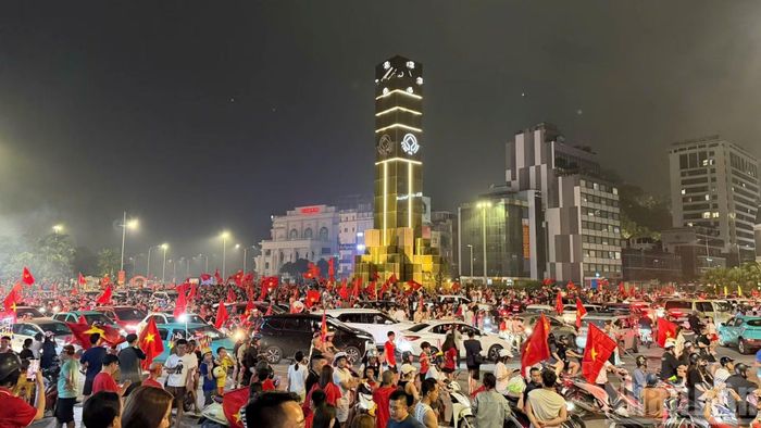 Cờ Tổ quốc rực rỡ khắp phố phường tại Quảng Ninh. (Ảnh: Quang Thọ)