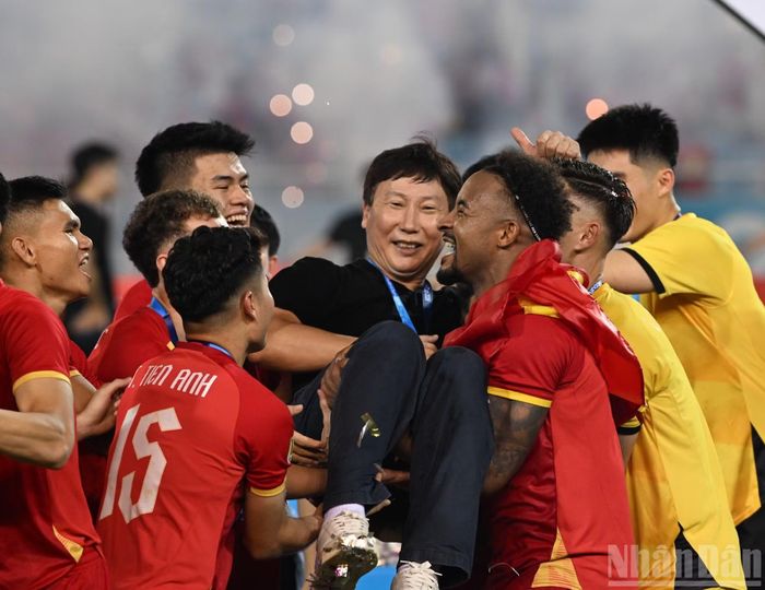 Các tuyển thủ Việt Nam dành tình cảm đặc biệt với thầy Kim sau hành trình bảo vệ ngôi vương.