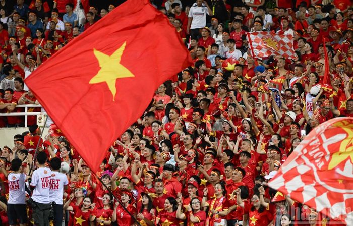 Người hâm mộ đội tuyển Việt Nam nhuộm đỏ khán đài sân Mỹ Đình để tiếp sức thầy trò huấn luyện viên Kim Sang Sik.
