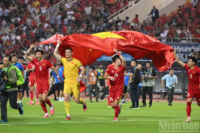 Thủ thành Lê Giang cùng các đồng đội ăn mừng trên sân Mỹ Đình.