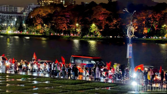 Dòng xe, dòng người mang theo những lá cờ Tổ quốc đội mưa chạy quanh hồ Xuân Hương-Đà Lạt mừng chiến thắng của đội tuyển Việt Nam.