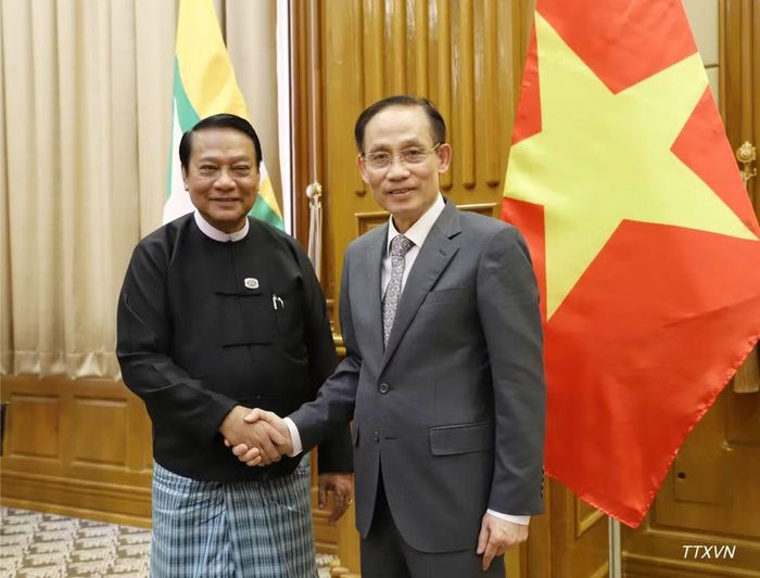 Chủ tịch Hạ viện, Chủ tịch Đảng Liên minh đoàn kết và phát triển (USDP) U Khin Yi và Bộ trưởng Ngoại giao Lê Hoài Trung. (Ảnh: TTXVN)