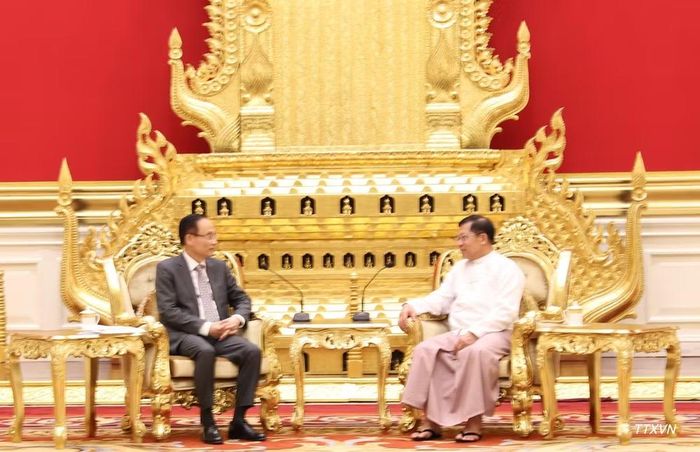 Bộ trưởng Ngoại giao Lê Hoài Trung hội kiến Tổng thống Myanmar Min Aung Hlaing. (Ảnh: Đỗ Sinh - Phóng viên TTXVN từ Myanmar)