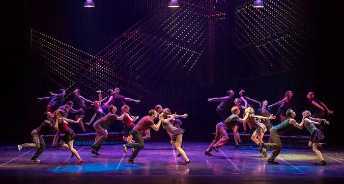 Thiết kế sân khấu, trang phục hiện đại, vở ballet còn là sự kết hợp giữa âm nhạc cổ điển của Tchaikovsky và rock của Sitkovetsky. (Ảnh: Ban tổ chức)