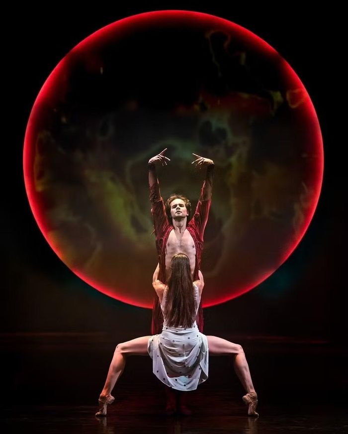 Vở “Eugene Onegin” vừa có âm nhạc, múa kinh điển, vừa kết hợp rock, vũ điệu hình thể thể hiện các xung đột xã hội của thời đại mới. (Ảnh: Ban tổ chức)