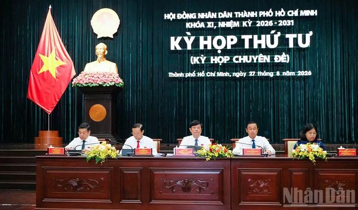 Các đồng chí chủ trì kỳ họp. (Ảnh: THẾ ANH)