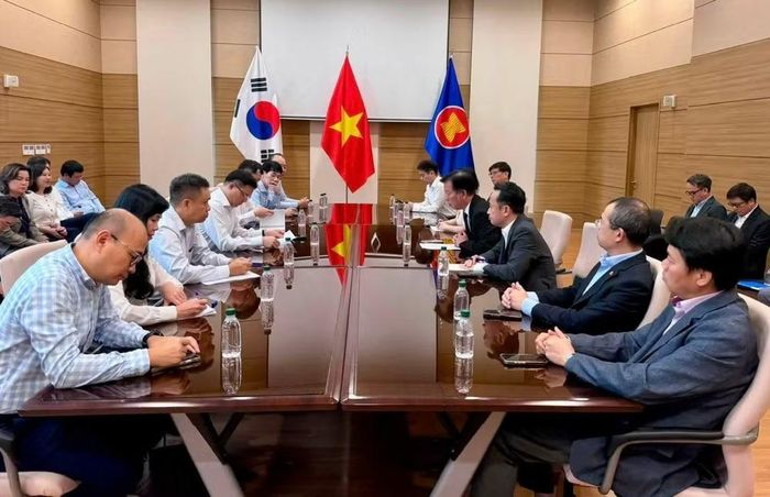 Bộ trưởng Lê Mạnh Hùng và đoàn công tác Bộ Công thương đã làm việc với Đại sứ quán Việt Nam tại Hàn Quốc. (Ảnh: Đại sứ quán Việt Nam tại Hàn Quốc cung cấp)