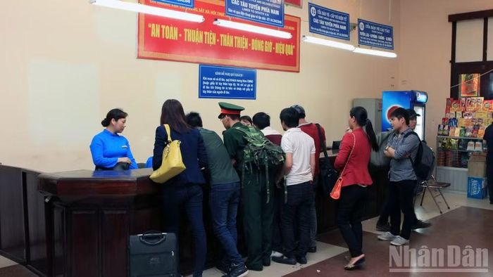 Khách mua vé tàu tại ga Hà Nội.
