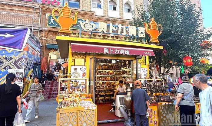 Một cửa hàng bán đồ thủ công mỹ nghệ. (Ảnh: HỮU HƯNG)