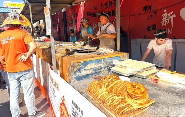 Món bánh mì bản địa được gọi là Nang, mang đến mùi thơm đặc trưng cho khu ẩm thực. (Ảnh: HỮU HƯNG)