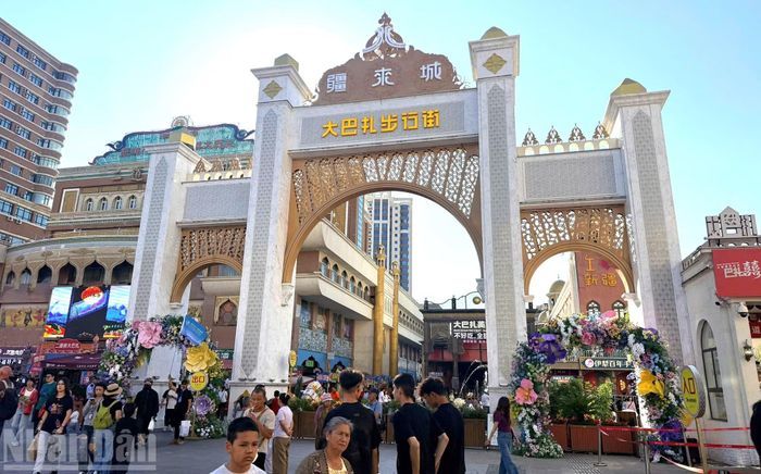 Dãy phố đi bộ với tổng chiều 2.000m, thu hút rất đông du khách. (Ảnh: HỮU HƯNG)