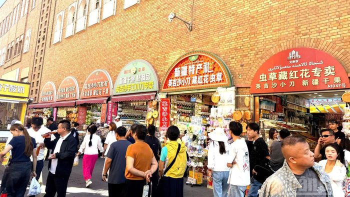 Dãy phố đi bộ bày bán hàng trăm loại sản vật địa phương. (Ảnh: HỮU HƯNG)