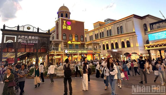 Càng về đêm, Chợ phiên quốc tế Bazaar càng trở nên nhộn nhịp. (Ảnh: HỮU HƯNG)