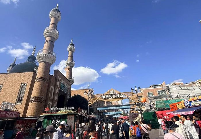 Toàn cảnh chợ phiên quốc tế Bazaar, với nhà thờ Hồi giáo Nhị Đạo Kiều nổi bật. (Ảnh: HỮU HƯNG)