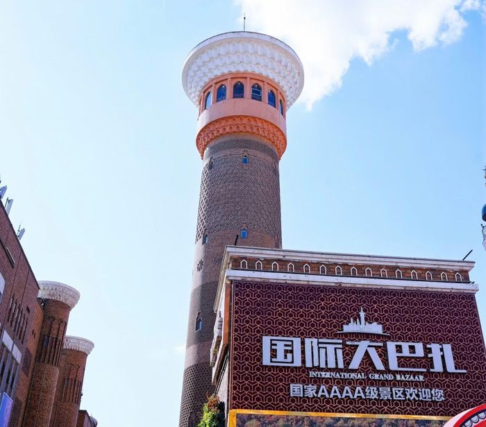 Tòa tháp mang tên Con đường Tơ lụa trong chợ phiên quốc tế Bazaar. (Ảnh: CHINA DAILY)