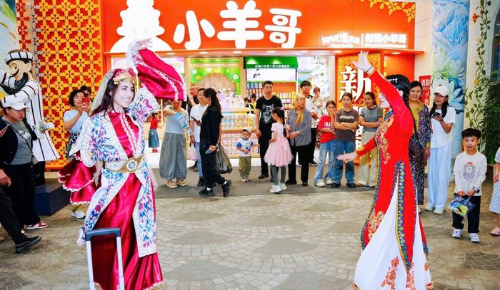 Những điệu múa sôi động có thể bắt gặp bất cứ lúc nào trên những con phố đi bộ ở Tân Cương. (Ảnh: CHINA DAILY)