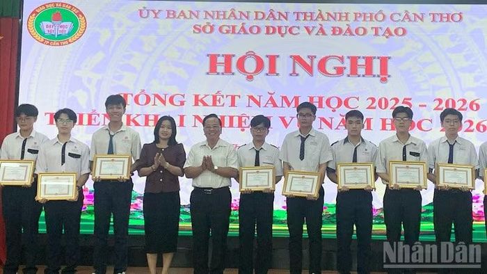 Hội Khuyến học và Sở Giáo dục và Đào tạo Cần Thơ khen thưởng học sinh đầu năm học mới. (Ảnh: THANH TÂM)