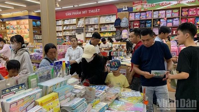 Phụ huynh học sinh chọn mua đồ dùng học tập tại một nhà sách trên địa bàn Cần Thơ. (Ảnh: THANH TÂM)