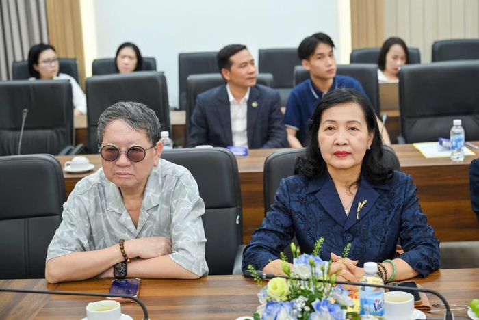 Nhạc sĩ Đức Trịnh, Chủ tịch Hội nhạc sĩ Việt Nam và Nghệ sĩ nhiếp ảnh Trần Thị Thu Đông, Chủ tịch Hội nghệ sĩ nhiếp ảnh Việt Nam.