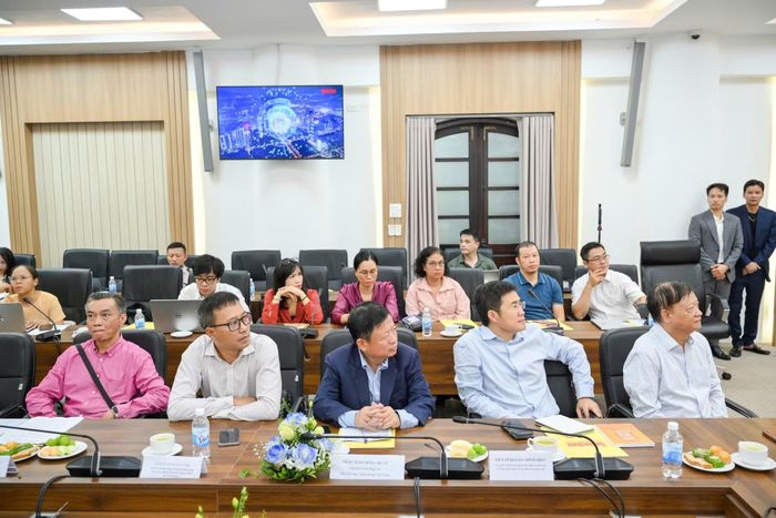 Đại biểu theo dõi trình chiếu phóng sự với chủ đề "Thực trạng và thách thức trong bảo hộ quyền sở hữu trí tuệ tại Việt Nam trên môi trường số".