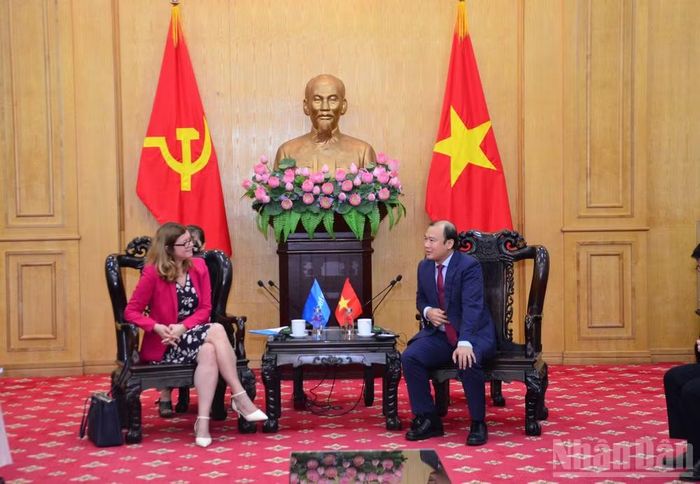 Đồng chí Lê Hải Bình, Ủy viên Trung ương Đảng, Phó Giám đốc Thường trực Học viện Chính trị quốc gia Hồ Chí Minh trao đổi và làm việc với bà Silvia Danailov, Trưởng Đại diện Quỹ Nhi đồng Liên hợp quốc (UNICEF) tại Việt Nam. (Ảnh: PHẠM CƯỜNG)