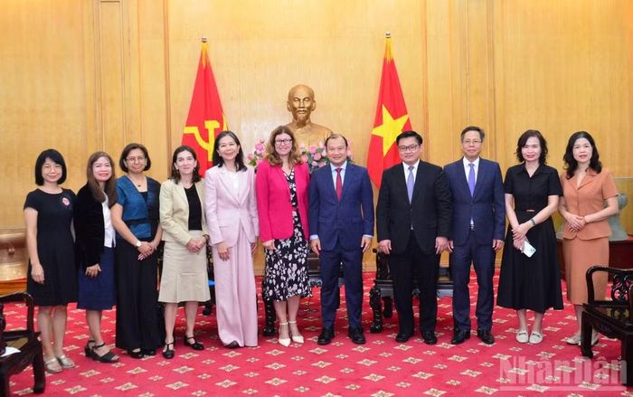 Các đại biểu chụp ảnh lưu niệm tại buổi tiếp. (Ảnh: PHẠM CƯỜNG)