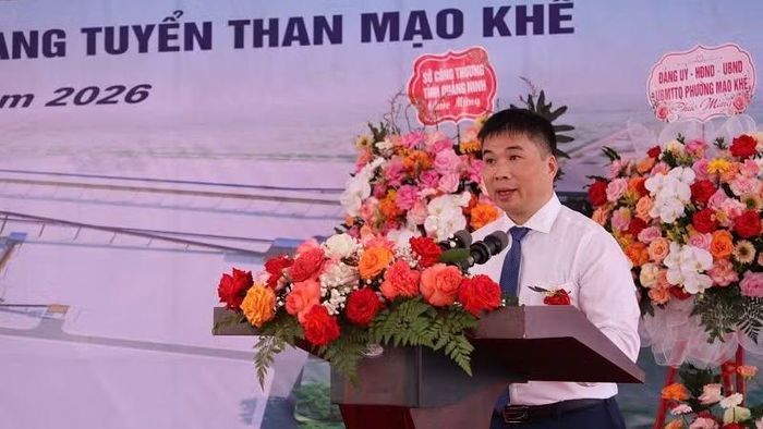 Phó Tổng Giám đốc Tập đoàn Công nghiệp Than-Khoáng sản Việt Nam Nguyễn Văn Tuân phát biểu tại lễ khởi công. (Ảnh: Quang Thọ)