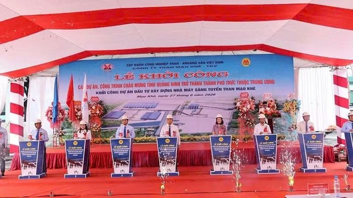 Các đại biểu ấn nút khởi công dự án. (Ảnh: Quang Thọ)