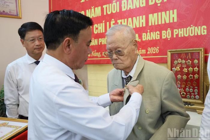 Đồng chí Thường trực Ban Bí thư Trần Cẩm Tú trân trọng trao Huy hiệu 80 năm tuổi Đảng và thăm hỏi đảng viên lão thành Lê Thanh Minh.