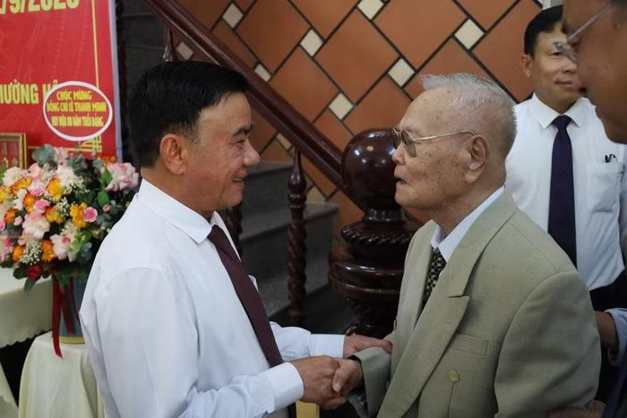 Đồng chí Thường trực Ban Bí thư Trần Cẩm Tú trân trọng trao Huy hiệu 80 năm tuổi Đảng và thăm hỏi đảng viên lão thành Lê Thanh Minh.