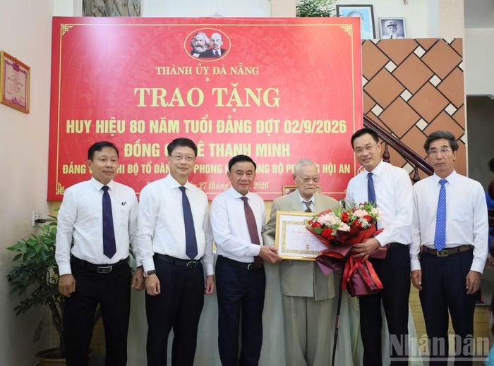 Thường trực Ban Bí thư Trần Cẩm Tú đề nghị các cấp ủy đảng của thành phố Đà Nẵng tiếp tục làm tốt hơn nữa công tác chăm lo, thăm hỏi, động viên các đồng chí đảng viên lão thành, cán bộ tiền khởi nghĩa.