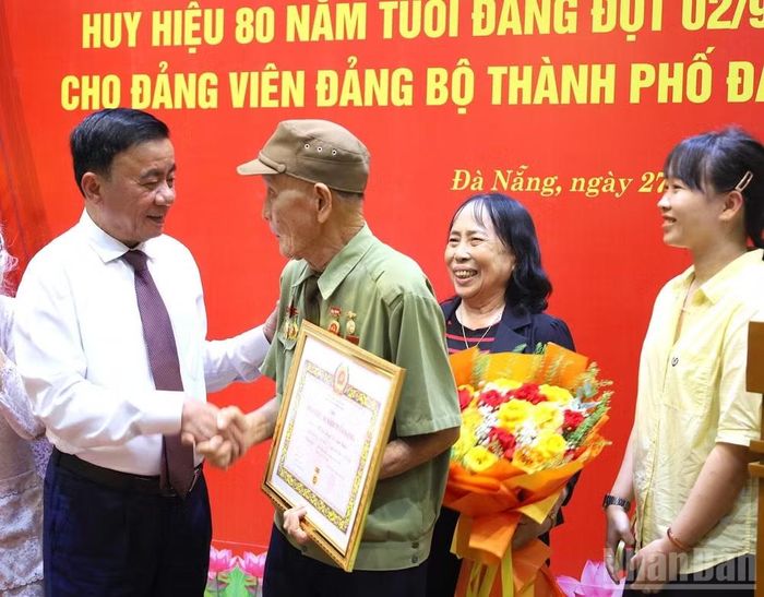Đảng viên Hồ Văn Lang trân trọng cảm ơn lãnh đạo Đảng, Nhà nước luôn dành sự quan tâm chu đáo đối với các thế hệ đảng viên của Đảng.