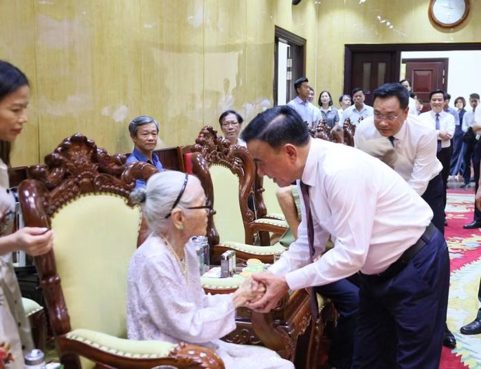 Đồng chí Thường trực Ban Bí thư Trần Cẩm Tú bày tỏ trân trọng và chúc sức khỏe đảng viên lão thành Nguyễn Thị Hữu.