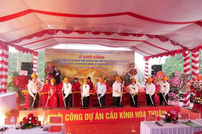 Các đồng chí lãnh đạo tỉnh Tuyên Quang, xã Thuận Hòa và chủ đầu tư thực hiện nghi thức khởi công cầu kính Hòa Thuận. (Ảnh: KHÁNH TOÀN)
